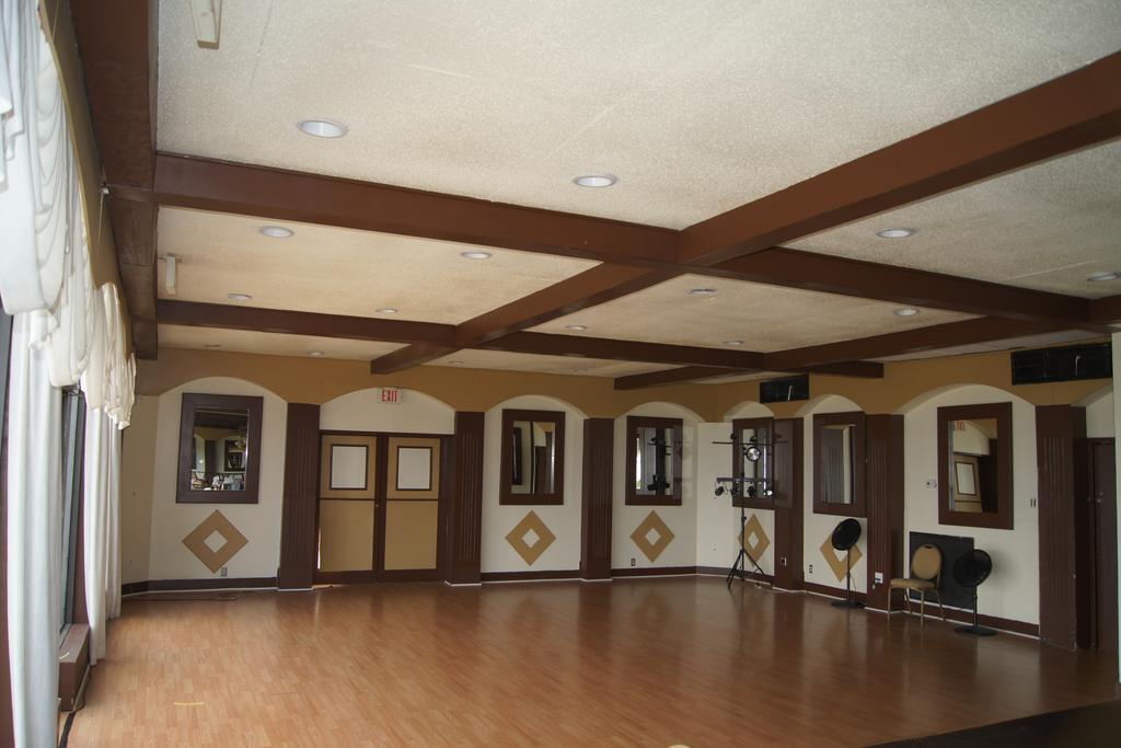 Monroe'S On The Lake Hotel & Banquet Hall سانفورد المظهر الخارجي الصورة