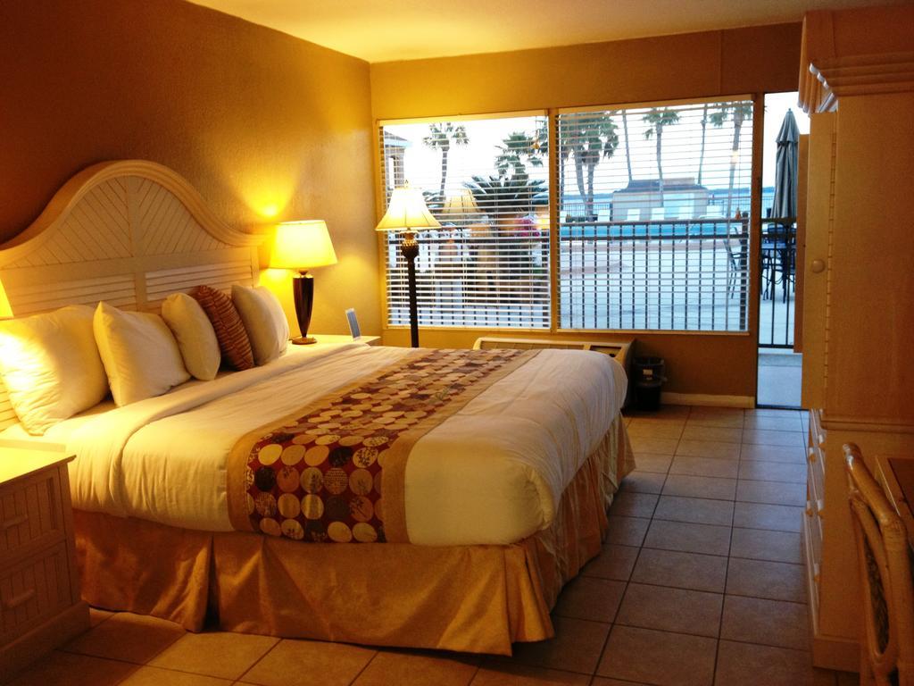 Monroe'S On The Lake Hotel & Banquet Hall سانفورد الغرفة الصورة