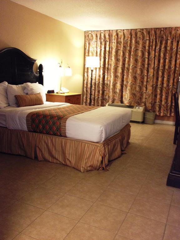 Monroe'S On The Lake Hotel & Banquet Hall سانفورد الغرفة الصورة