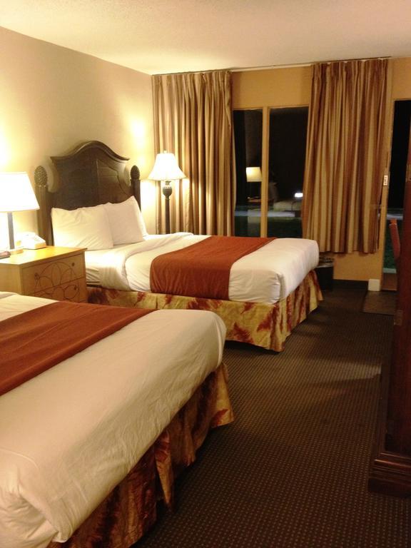 Monroe'S On The Lake Hotel & Banquet Hall سانفورد الغرفة الصورة